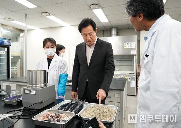 24일(목) 오후 서울시보건환경연구원을 찾은 오세훈 서울시장이, 수산물 검사 및 시료 채취 과정을 살펴보고 있다.