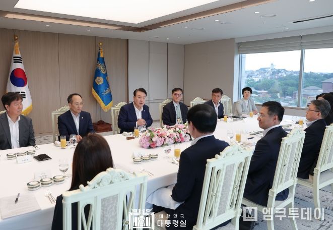8월 25일 윤석열 대통령은 거시경제 전문가 오찬 감담회에 참석했다.