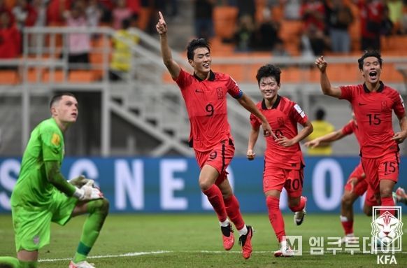 전반 35분 김명준(왼쪽)이 동점골을 기록한 후 기뻐하고 있다.