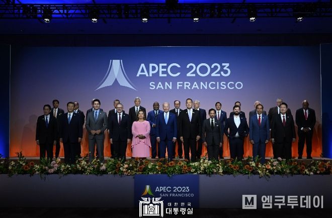 11월 16일 윤석열 대통령은 APEC 세션 I 초청국과의 비공식 대화 및 업무 오찬에 참석했다.