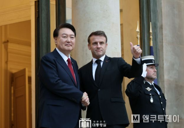 11월 24일 윤석열 대통령은 엘리제궁에서 에마뉘엘 마크롱 프랑스 대통령과 조찬 겸 정상회담을 가졌다.
