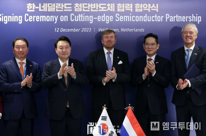 12월 12일 윤석열 대통령은 빌렘-알렉산더 네덜란드 국왕과 함께 벨트호벤에 위치한 ASML 본사를 방문했다.