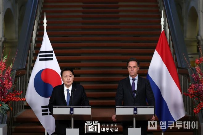 12월 13일 윤석열 대통령은 마크 루터 네덜란드 총리와 한-네덜란드 공동기자회견을 열었다.