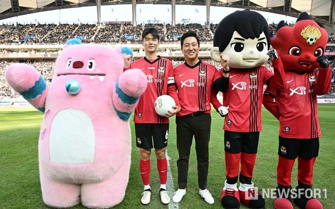오세훈 서울시장이 10일 오후 서울월드컵결기장에서 열린 K리그 FC서울 홈 개막전에서 시축한 후, FC서울 주장인 기성용 선수, 서울시 상징물 '해치'와 함께 기념촬영하고 있다.