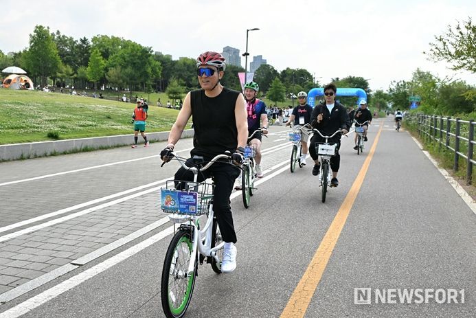 ‘제1회 쉬엄쉬엄 한강 3종 축제’가 열리는 첫날, 6월 1일(토) 뚝섬한강공원을 찾은 오세훈 서울시장이 두 번째 종목으로 자전거 20km에 참여해 시민들과 함께 한강을 따릉이를 타고 달리고 있다.