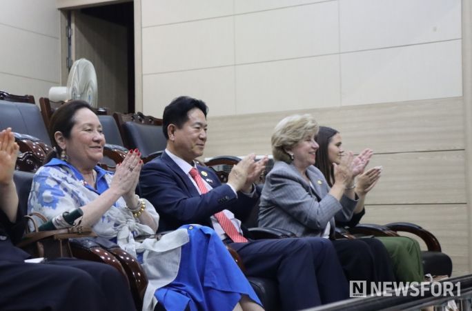 국기원을 방문한 미 텍사스주 방한단이 시범단의 박진감 넘치는 시범공연에 환호와 박수갈채를 보냈다. 왼쪽부터 시실리아 애벗 여사, 이동섭 국기원장, 제인 넬슨 국무장관.