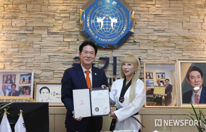 국기원이 소프라노 조수미 씨를 홍보대사로 위촉했다. 이동섭 국기원장(왼쪽)과 조수미 씨의 기념촬영