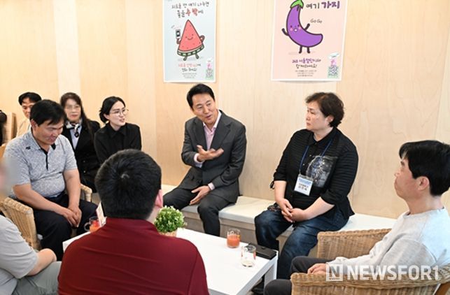 오세훈 서울시장이 16일(금) ‘서울마음편의점 동대문점’에서 이용 시민, 치유활동가와 대화를 나누고 있다.