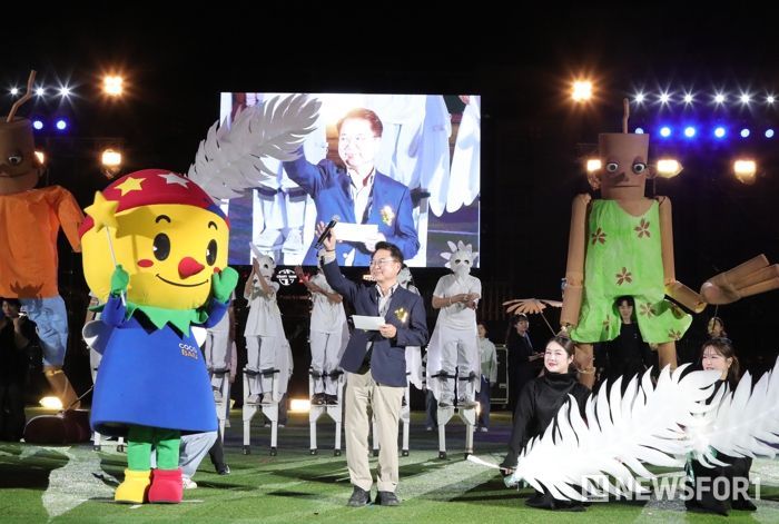 춘천시, 거리로 나온 인형들.. 퍼펫카니발 퍼레이드 시민 ‘환호’