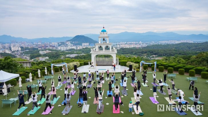 2025춘천국제레저대회 시민레저이벤트「요가해봄」문화광장숲과 산토리니 현장 스케치<사진제공: (재)춘천레저·태권도조직위원회>