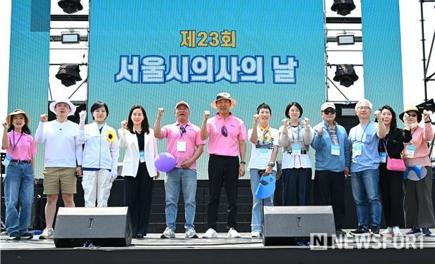 오세훈 서울시장이 1일(일) 뚝섬한강공원에서 열린 ‘제23회 서울시 의사의 날 기념식’ 참석자들과 기념사진을 촬영하고 있다.