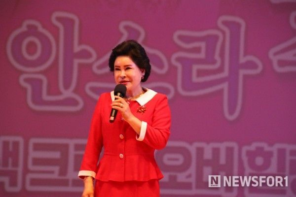 신현옥 목사가 명창 안소라 효(孝) 힐링콘서트 특별축사를 하고있다