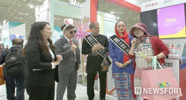 서울국제관광전 자카르타 홍보 부스에서 새만금을 알리고 있는 만금댁과 옥토끼