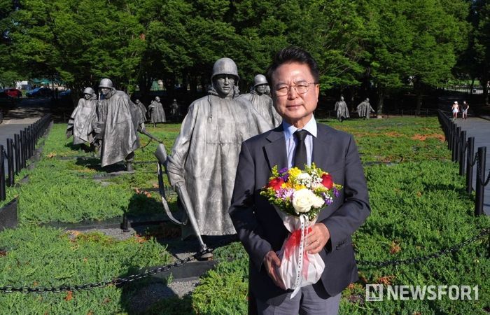 육동한 춘천시장이 20일(현지시간) 워싱턴 D.C. 내셔널 몰에 위치한 참전용사 기념비에서 헌화하고 있다.