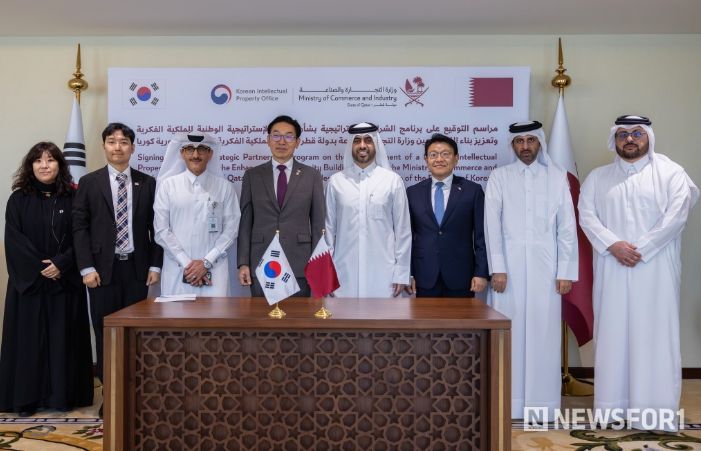 한-카타르 ‘전략적 파트너십 프로그램’ 체결(김완기 특허청장(왼쪽에서 4번째)이 모하메드 빈 하산 알 마키 카타르 통상산업부 차관(왼쪽에서 5번째)과 고위급 회담 후 기념촬영을 하고 있다.)