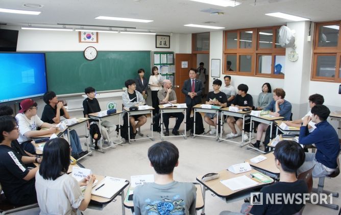 육동한 시장 춘천고 Great Books 수업 참관