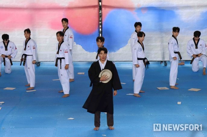 국기원 태권도시범단이 국립중앙박물관 열린마당에서 태권도 시범공연을 선보이고 있다.