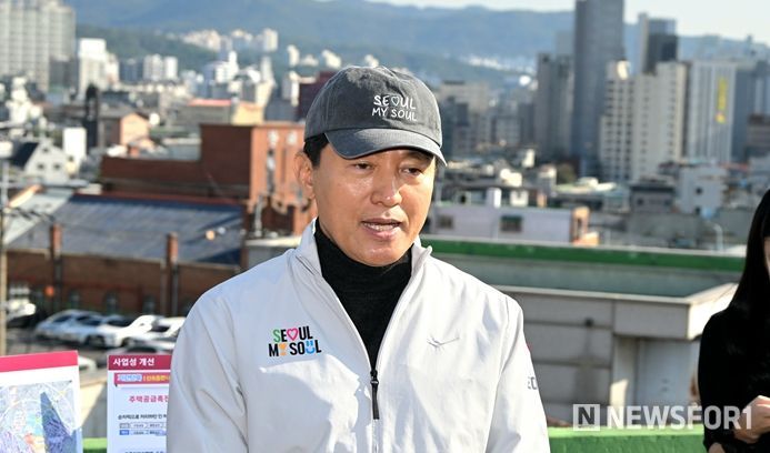 28일 구로구 가리봉2구역을 찾은 오세훈 서울시장이 신속통합기획 재개발 지원방향을 설명하고 있다.