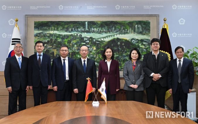 상하이인대 대표단과 면담 후 기념 촬영(좌측에서 다섯 번째 최호정 의장, 박춘선 의원(여섯번째), 김동욱 의원(일곱번째))