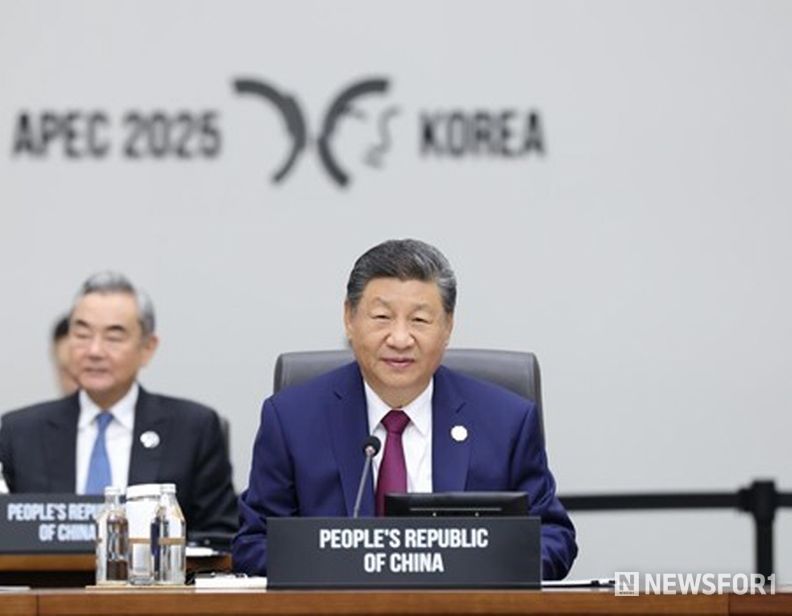 31일 오전 시진핑(習近平) 중국 국가주석은 '제32차 아시아태평양경제협력체(APEC) 경제체 지도자회의' 제1세션 회의에 참석해 '보혜·포용의 개방형 아시아태평양 경제를 공동 건설하자'는 제목의 중요 연설을 했다. (사진/신화통신)