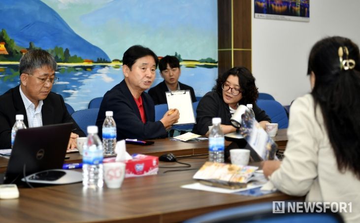 최문순 화천군수가 9일부터 14일까지 베트남과 홍콩, 타이완 현지 여행사를 방문해 축제 상품을 설명하고 있다.