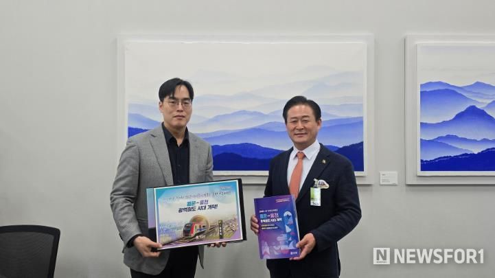 홍천군민 모두가 꿈꾸는 용문~홍천 광역철도! 홍천군민 간절한 염원이 담긴 책자, 국회에 전달!