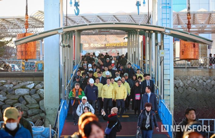 김민석 국무총리가 21일 동절기 해양안전사고 예방 점검차 인천 중구 연안여객터미널을 방문, 이용실태를 확인하고 있다.