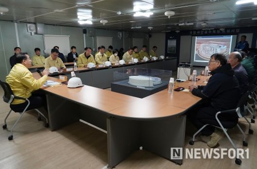 김인호산림청장이 27일 국립새만금수목원 조성지에 대한 현장점검을 실시하고 겨울철 안전사고 대비 상황을 점검했다
<p> </p>
<p>