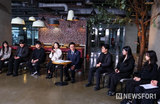 김민석 국무총리가 28일 대전 충남대학교에서 열린'미래대화 1·2·3#청년금융' 제5차 K-토론나라에서 고졸 청년 대출금리 및 청년미래적금 등과 관련한 청년들의 제안을 경청하고 있다.