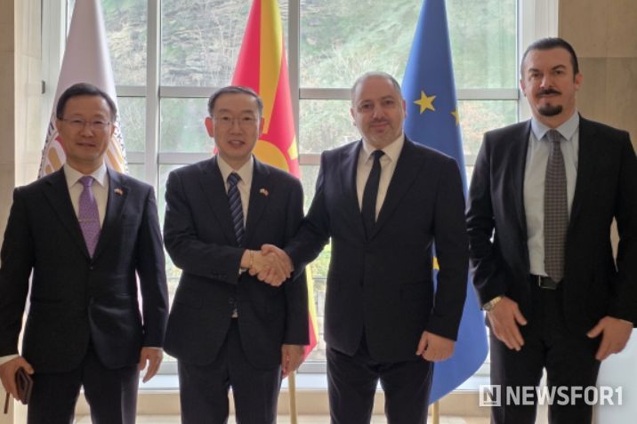 이명구 관세청장(왼쪽에서 두번째)이 16일(현지시간) 북마케도니아에서 ‘북마케도니아 위험관리·CDW 시스템 개통식’을 가진 뒤 기념 촬영하고 있다.