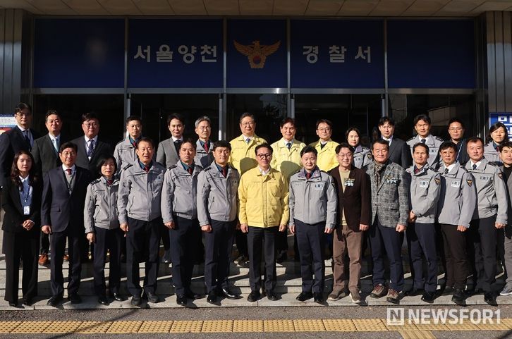 김민석 국무총리가 31일 양천구 양천경찰서를 방문, 경찰 관계자로부터 업무 현황 등을 보고 받고 근무자들을 격려하고 있다.