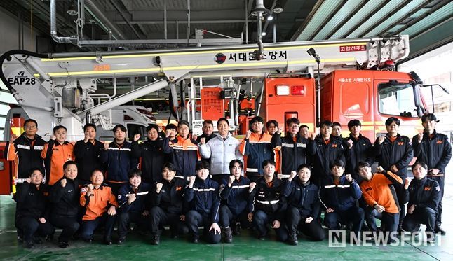 병오년 첫날 1일(목) 서대문소방서를 찾은 오세훈 서울시장이 직원들과 기념사진을 촬영하고 있다.