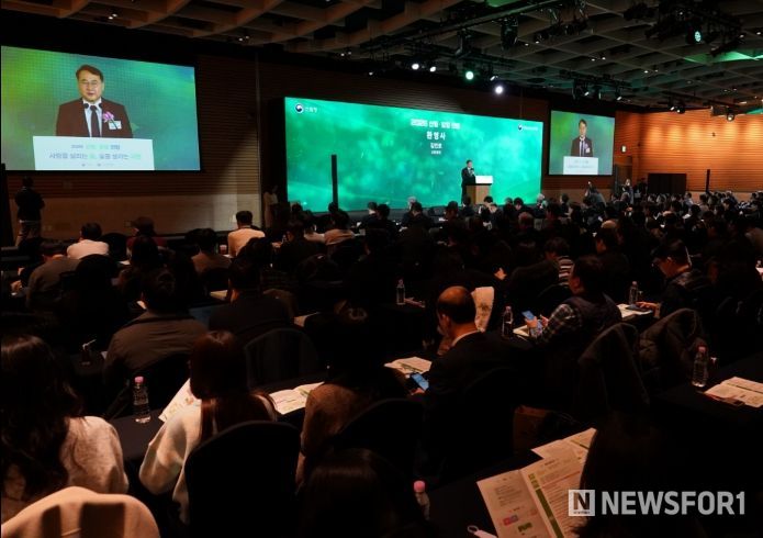 김인호 산림청장이 서울특별시 여의도 전경련회관에서 열린 ‘2026 산림·임업 전망’에서 환영사를 하고 있다.