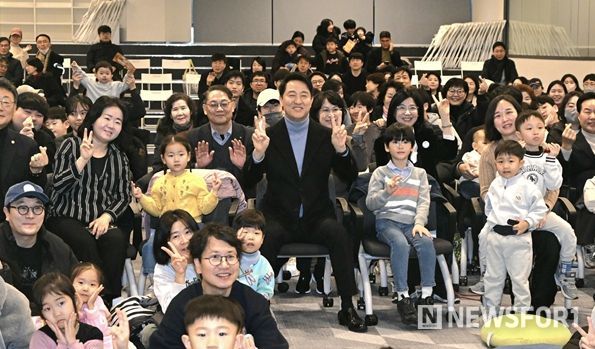 오세훈 서울시장이 24일(토) 강동중앙도서관에서 열린 ‘서울패밀리데이’ 행사 참석자들과 기념사진을 촬영하고 있다.