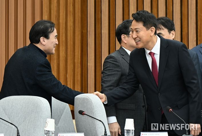 2일 국회에서 열린 ‘국민의힘-서울시 부동산정책협의회’에 참석한 오세훈 서울시장이 참석자들과 인사를 나누고 있다.