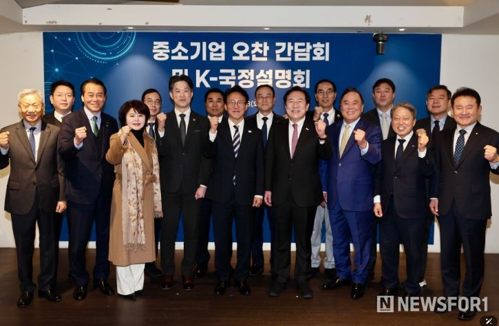 김민석 국무총리가 3일 중구 달개비에서 중소기업인들 대상으로 열린 K-국정설명회에서 강연을 하고 있다.