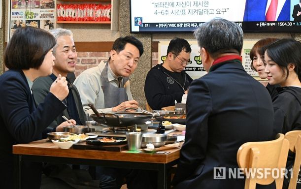 오세훈 서울시장이 27일(금), 소상공인 음식점을 방문해민생 현장의 애로사항과 골목상권 활성화 방안을 청취하고 있다.