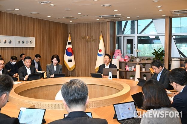 오세훈 서울시장 3월 31일(화) 집무실에서 ‘중동상황 관련, 서울시 에너지 위기 극복 대책회의’를 주재하고 있다.